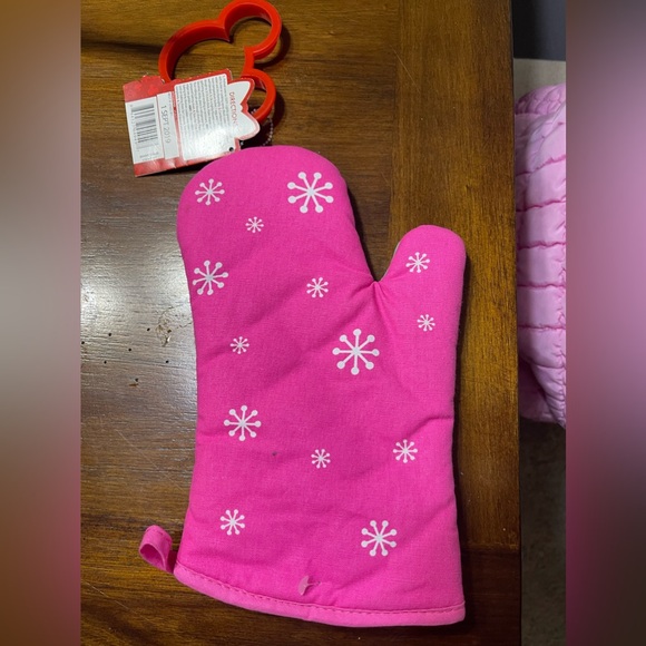 Minnie oven mitt & cookie cutter set - Picture 2 of 3